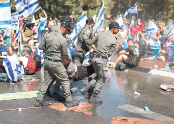 Кнессет одобрил вызвавший протесты закон