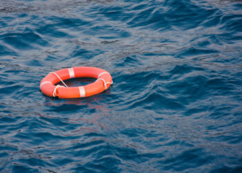 В океане спасли мужчину и собаку после двух месяцев дрейфа