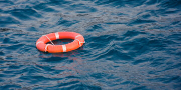 В океане спасли мужчину и собаку после двух месяцев дрейфа