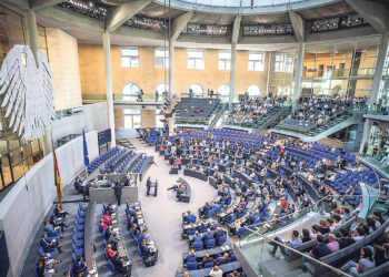 Правые и консерваторы зарабатывают лучше других