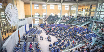 Правые и консерваторы зарабатывают лучше других