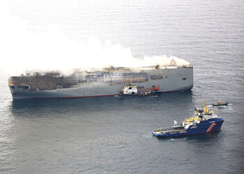 Горящий электромобиль  угрожал катастрофой