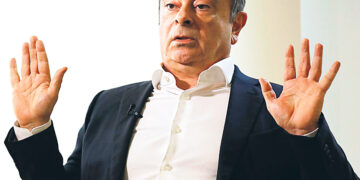 Бежавший в футляре контрабаса Карлос Гон требует от Nissan миллиард долларов