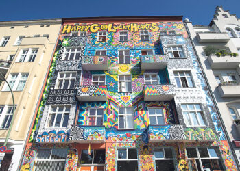 Самый яркий дом Берлина перекрасят в серый цвет. Или нет