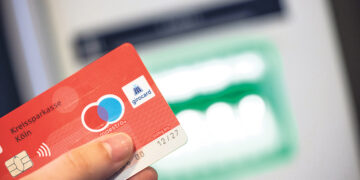 Немцев переводят  на безналичный расчёт