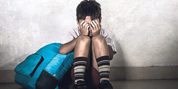 Школьники в Марселе прячутся от пуль под парты