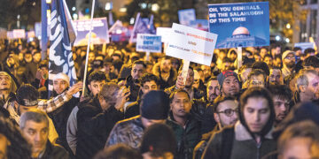 Беженцы требуют от Германии  стать халифатом