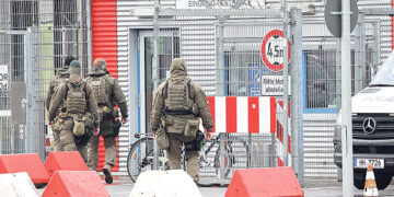 В аэропорту Гамбурга мужчина захватил в заложники собственную дочь