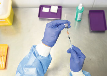 Прививки от COVID-19  по-прежнему актуальны