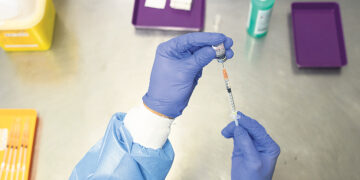 Прививки от COVID-19  по-прежнему актуальны