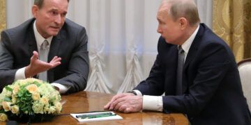 Кум Путина Медведчук начал силовые захваты российских нефтяных компаний