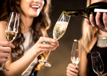 Шампанское подешевело к Новому году. Спасибо тебе, Китай!