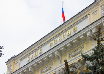 По валютным доходам Россия опустилась в 2002 год