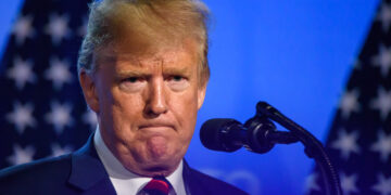 Трамп начал испытывать острую нехватку живых денег