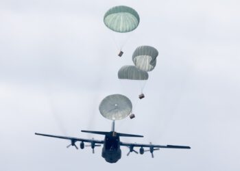 ВВС Германии впервые сбросили гуманитарную помощь над сектором Газа