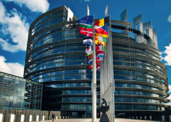 Европарламент почти единогласно признал президентские выборы в России нелегитимными