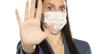 Коронавирус – орудие мировой закулисы, по- прежнему считают в Кремле