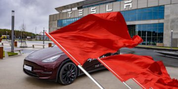 Сегодня под красным флагом левые радикалы атакуют завод Tesla