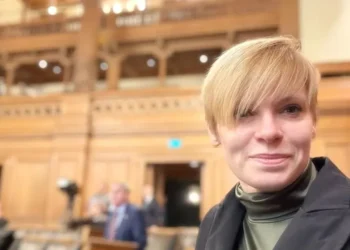 Депутат от «Альтернативы» бежала в Россию с четырьмя детьми