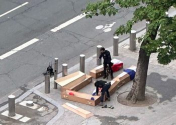 Гробы с доставкой к Эйфелевой башне по заказу из Москвы