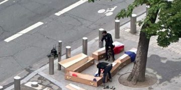 Гробы с доставкой к Эйфелевой башне по заказу из Москвы