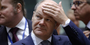 Канцлер требует «зон, свободных от холодного оружия»