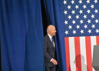 БАЙДЕН, УХОДЯ, ОСТАЛСЯ В ДВЕРЯХ