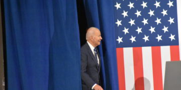 БАЙДЕН, УХОДЯ, ОСТАЛСЯ В ДВЕРЯХ