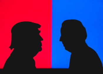 БАЙДЕН РВЕТ ПОДМЕТКИ С ПАРАДНЫХ САПОГ ТРАМПА