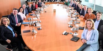 Самое долгоуходящее правительство Германии покидает власть