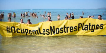 «Туристы- вон! Беженцы — милости просим!..»