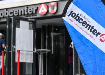 Половина социальных выплат в Германии достается иностранцам