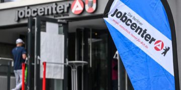 Половина социальных выплат в Германии достается иностранцам