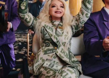 «Я -НАРОДНАЯ АРТИСТКА,  У МЕНЯ С ПСИХИКОЙ ВСЕ НОРМАЛЬНО…»