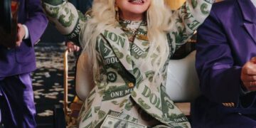 «Я -НАРОДНАЯ АРТИСТКА,  У МЕНЯ С ПСИХИКОЙ ВСЕ НОРМАЛЬНО…»