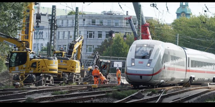 Дойче Бан угрожает демократии в Германии