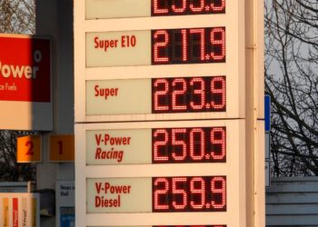 Кто зарабатывает на дорогом немецком бензине