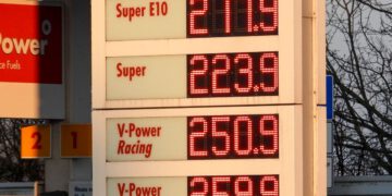 Кто зарабатывает на дорогом немецком бензине